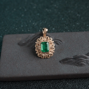 18K金镶钻鲜绿祖母绿吊坠
