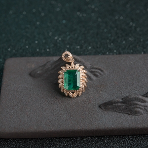 18K金镶钻鲜绿祖母绿吊坠