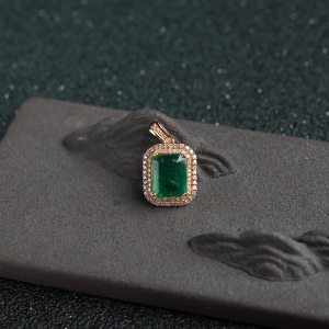 18K金镶钻鲜绿祖母绿吊坠