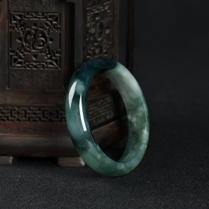 57.5mm豆种飘花翡翠手镯