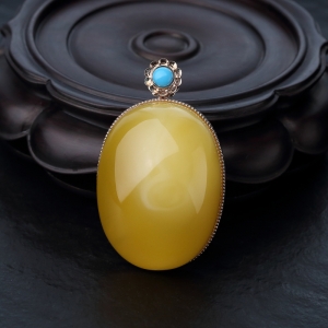 18K金镶白花蜜蜡蛋面形吊坠