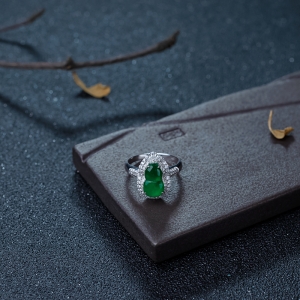 18K金镶钻糯冰种翠色翡翠葫芦戒指