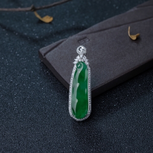 18K金镶钻糯种翠绿翡翠福豆吊坠