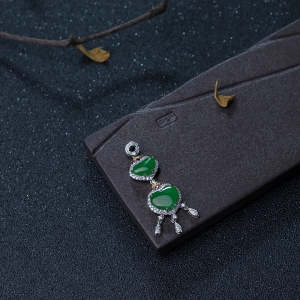 18K金镶钻糯冰种翠绿翡翠吊坠