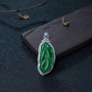 18K金镶钻糯冰种翠色翡翠叶子吊坠