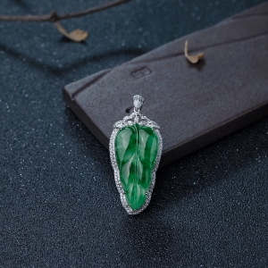 18K金镶钻糯种翠绿翡翠叶子吊坠