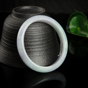 56mm豆种春带彩翡翠贵妃镯