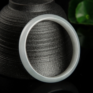 50.5mm豆种翡翠贵妃镯
