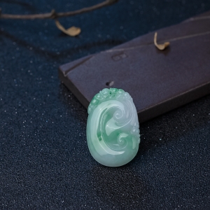 糯种飘翠翡翠如意吊坠