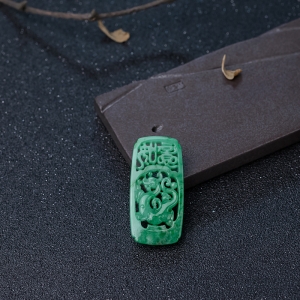 糯种豆绿翡翠龙牌吊坠