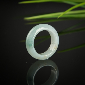 糯种飘花翡翠戒指