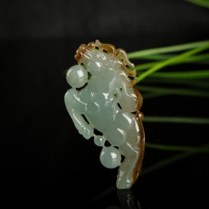 糯种俏色翡翠一马当先吊坠