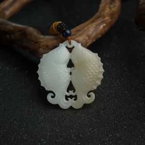 山料俏色和田玉年年有余吊坠