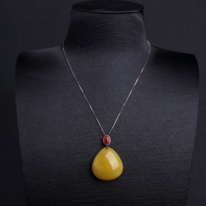 18K金镶鸡油黄蜜蜡水滴项链