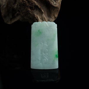 糯种飘翠翡翠龙牌吊坠