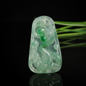 糯冰种飘翠翡翠辰龙吊坠