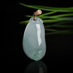18K糯冰种飘花翡翠福瓜吊坠