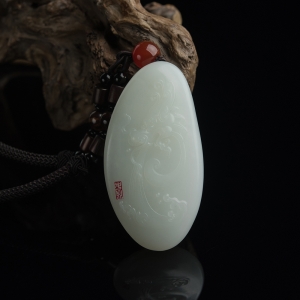 山料和田白玉金龙吐水手把件