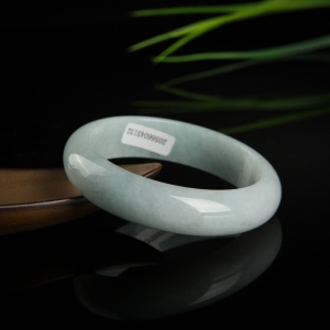 57.5mm豆种翡翠手镯