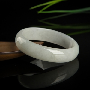 56.5mm豆种白色翡翠贵妃镯