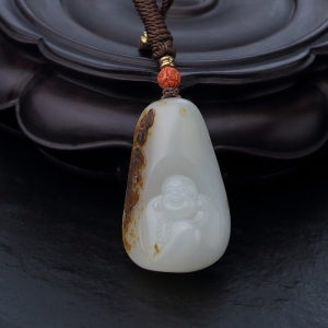 籽料俏色和田玉福在眼前吊坠