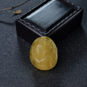 鸡油黄蜜蜡连年有余吊坠