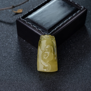 鸡油黄蜜蜡如意吊坠