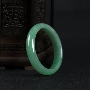 57mm豆种豆绿翡翠手镯