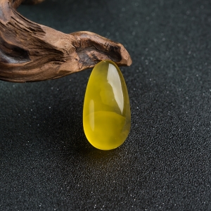 鸡油黄金绞蜜随形吊坠