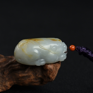 籽料俏色和田玉瑞兽吊坠