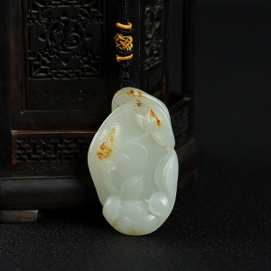 籽料俏色和田玉一品清廉吊坠