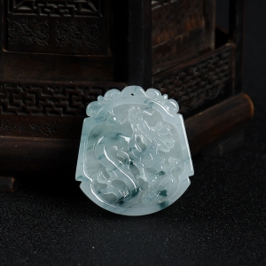糯种飘花翡翠辰龙吊坠