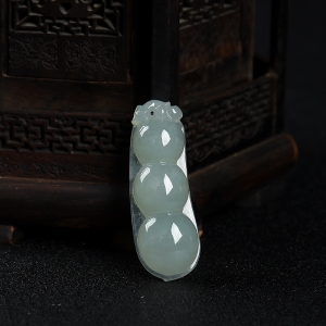 糯种灰绿翡翠连中三元吊坠