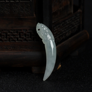 糯冰种浅绿翡翠牙吊坠