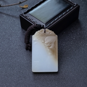 山料俏色和田玉关公吊坠