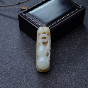 山料俏色和田玉葫芦吊坠