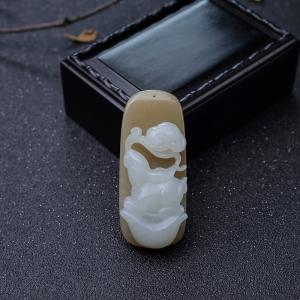 山料俏色和田玉灵兔献瑞吊坠