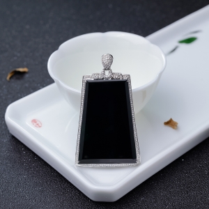 18K金镶钻冰种墨翠无事牌吊坠