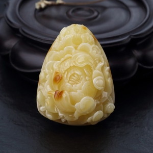 带皮俏色蜜蜡牡丹花吊坠