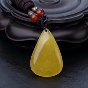 鸡油黄蜜蜡随形吊坠