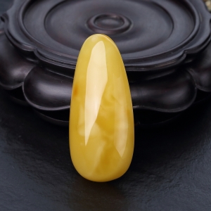 鸡油黄蜜蜡随形吊坠