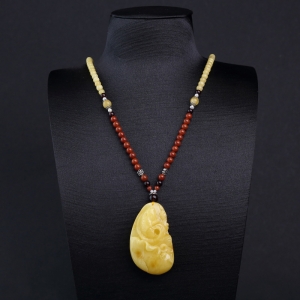 带皮鸡油黄蜜蜡年年有余项链
