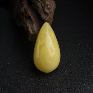 鸡油黄蜜蜡随形吊坠