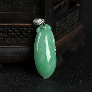 18K豆种豆绿翡翠福瓜吊坠
