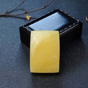 鸡油黄蜜蜡方牌吊坠