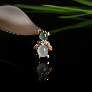 银镶糯冰种翡翠吊坠