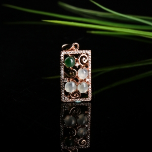 银镶糯冰种翡翠吊坠