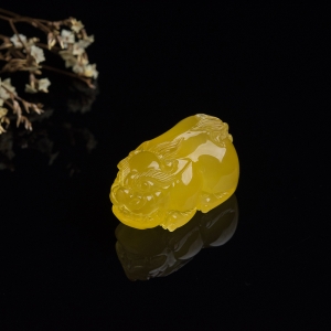 鸡油黄蜜蜡貔貅吊坠