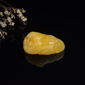 鸡油黄蜜蜡连生贵子吊坠