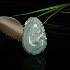 糯冰种飘花翡翠如意吊坠